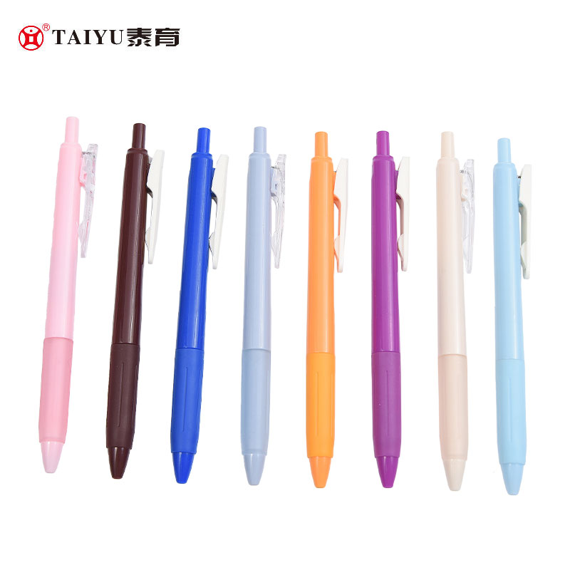 Pelajar Menggunakan Pen Roll Ball Dengan Pemegang Pen Berbilang Warna Gaya Klasik
